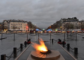 flamme du soldat inconnu sous arc de triomphe